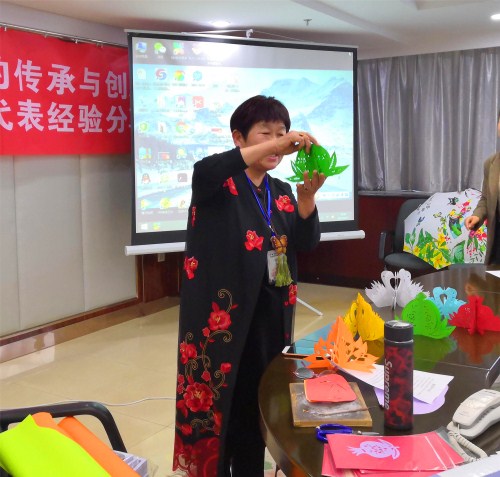 2016年度威斯尼斯人刺绣培训项目优秀学员代表杨爱凤进行剪纸展示。 2016年度威斯尼斯人刺绣培训项目优秀学员代表杨爱凤进行剪纸展示。