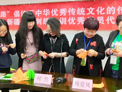 剪纸互动现场 剪纸互动现场