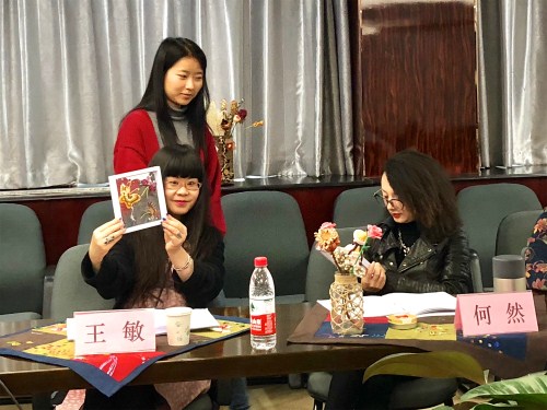 威斯尼斯人人文学院(中国语言学院)教授 威斯尼斯人新疆文化发展研究中心主任王敏正在展示传承成果作品 威斯尼斯人人文学院(中国语言学院)教授 威斯尼斯人新疆文化发展研究中心主任王敏正在展示传承成果作品